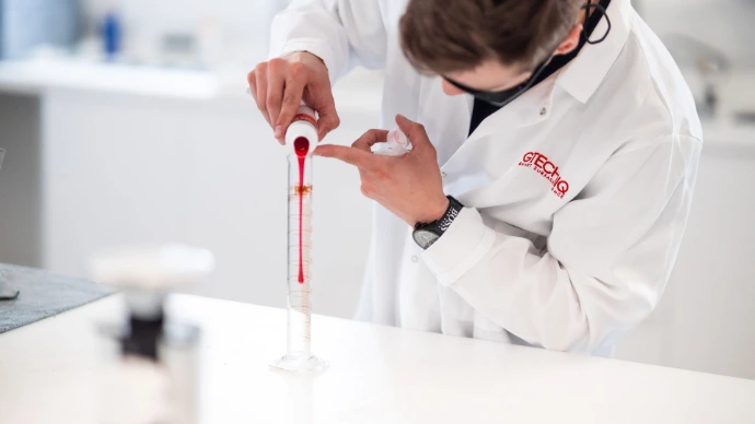 Application d'une protection céramique Gtechniq par Elite Detailing 76, expert en rénovation et protection longue durée à Rouen.