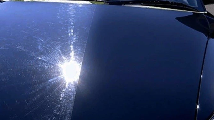 Antoine d'Elite Detailing 76 en plein diagnostic carrosserie avec un client à Rouen pour un devis sur-mesure.