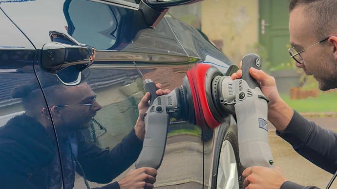 Résultat final d'un polissage complet sur une voiture de luxe avec reflets miroir par Elite Detailing 76 à Rouen.