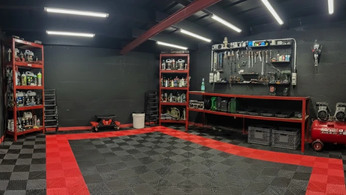 Atelier de detailing professionnel au Houlme avec éclairage LED haute intensité pour polissage et pose de céramique.